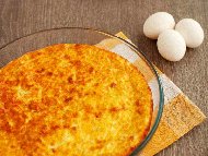 Рецепта Пухкав печен омлет със сирене, прясно мляко и брашно в тава на фурна